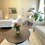 The Spot With Chair - Cozy Space Near Danube Appartamento *