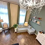 The Spot With Chair - Cozy Space Near Danube Appartamento