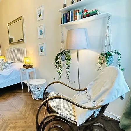 The Spot With Chair - Cozy Space Near Danube 아파트 *