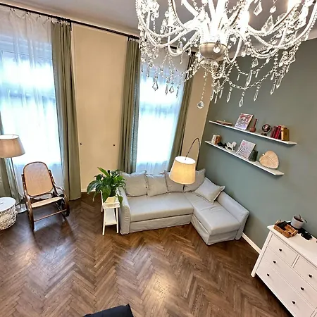 The Spot With Chair - Cozy Space Near Danube 아파트