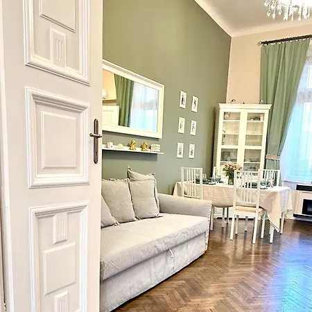 The Spot With Chair - Cozy Space Near Danube 아파트
